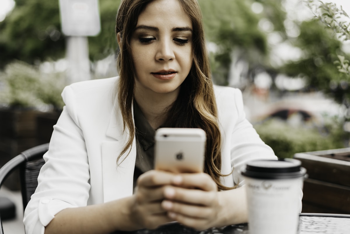 Paciente agendando procedimento pelo celular na página da clínica de estética