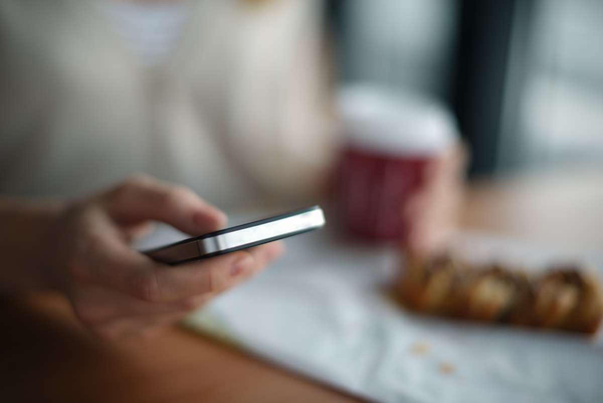 Cliente usando o celular para fazer pedido direto pelo cardápio online