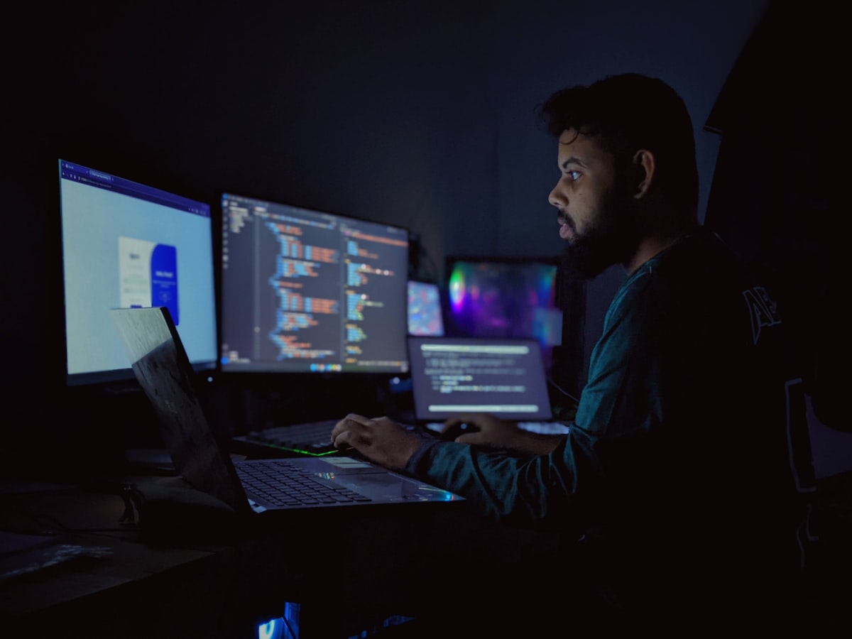 Desenvolvedor aplicando atualização de plugin em ambiente de teste